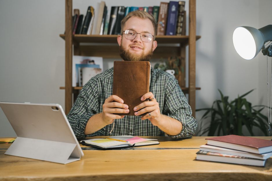 How Do I Choose an Online Bible Class That Fits My Church and Goals?
